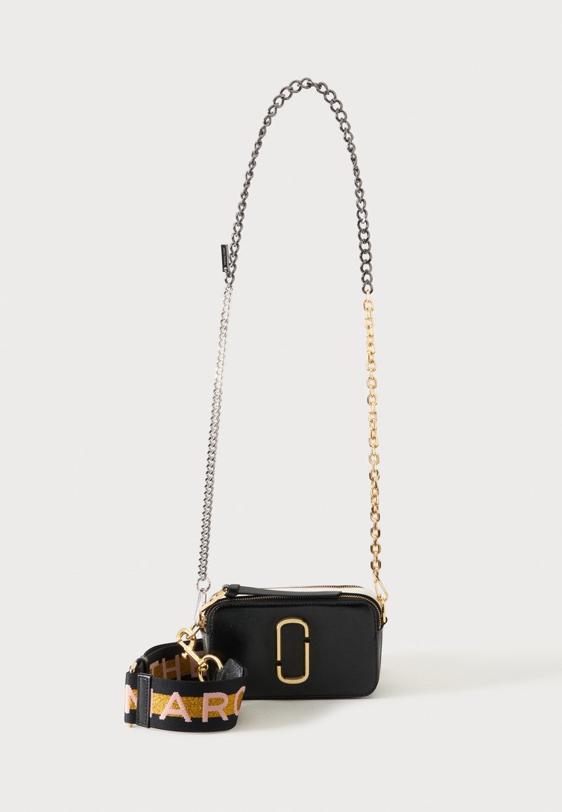 Μαύρο ορθογώνιο δερμάτινο τσαντάκι crossbody με δίχρωμο αλυσίδα και αποσπώμενο υφασμάτινο λουράκι με ροζ γράμματα.