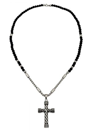 Collana di perle nere con un pendente a croce torcigliata in tonalità argento. La collana combina perle lisce e accenti testurizzati.