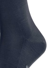 Marina crew-strumpor med ribbad struktur, sömlös tå och förstärkt häl. Tillverkade av elastiskt material för komfort och passform.