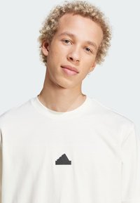 adidas Sportswear CITY ESCAPE GRAPHIC - Majica kratkih rukava s printom - off white