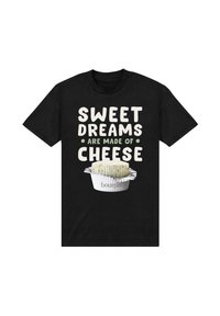 Černé tričko s nápisem "Sweet Dreams Are Made of Cheese" ve krémové a zelené barvě. Na spodní části je obrázek sýra v bílém obalu.