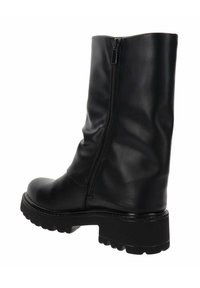 Bota alta de cuero sintético negro con cremallera lateral, suela chunky y textura suave. Presenta puntera redonda y sutiles detalles de costura.