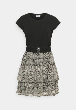 Vestido negro de manga corta con cuello redondo, cintura elástica con detalle de botón y falda de estampado de serpiente de dos niveles.