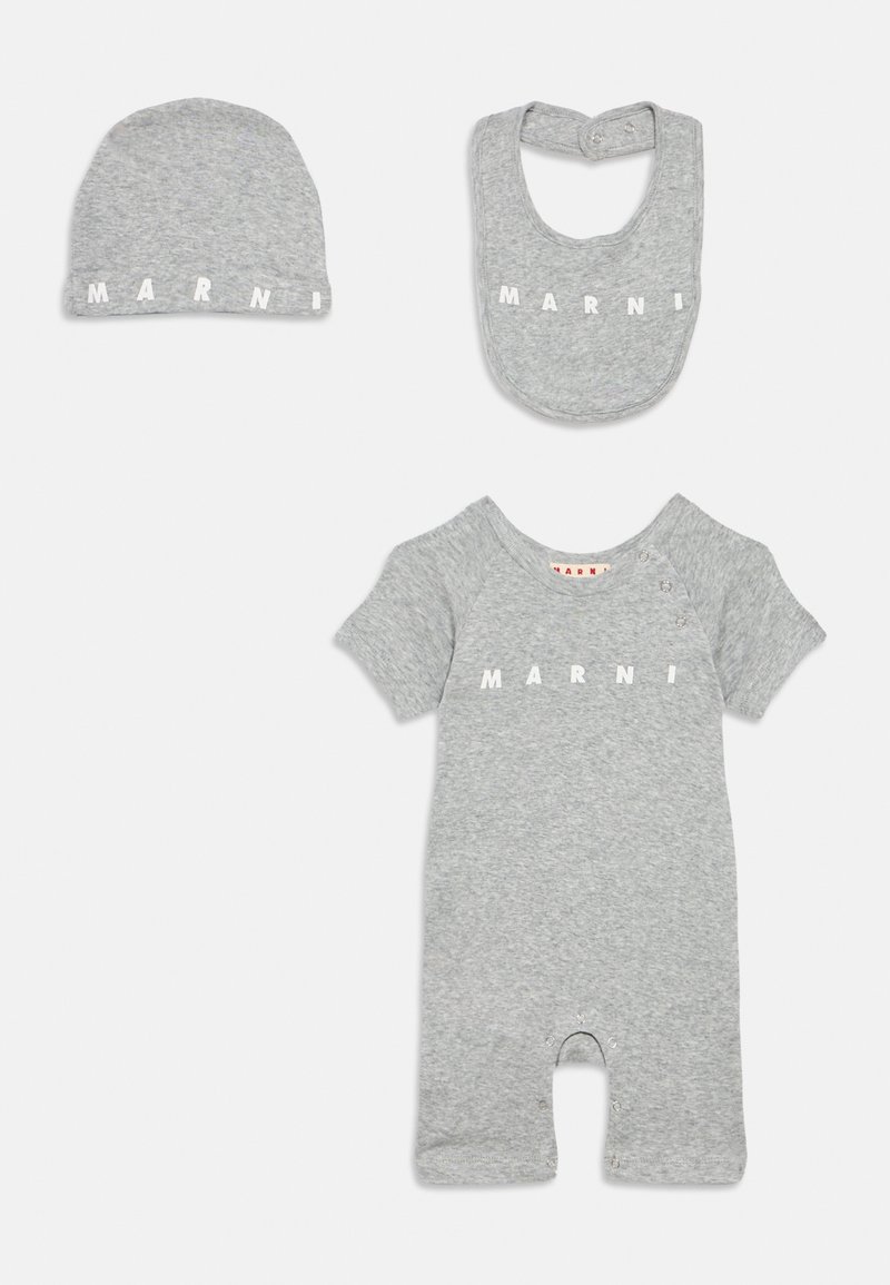 Σετ βρεφικών ρούχων από γκρι βαμβάκι που περιλαμβάνει ένα ολόσωμο φορμάκι με κοντά μανίκια, μια ταιριαστή σαλιάρα και ένα σκουφάκι, όλα με το λογότυπο "MARNI" σε λευκό χρώμα.