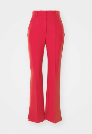 Sarkanas platmalu bikses ar pielāgotu dizainu, ar augstu jostasvietu un priekšējiem krokojumiem. Izgatavotas no gludas auduma, tām ir sānu kabatas.