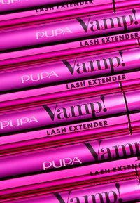 Pupa Vamp! Lash Extender in confezione rosa metallizzata, con testo nero audace. Forma cilindrica, texture liscia, più tubi allineati.