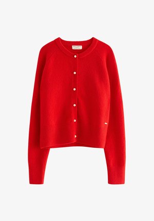 Röd kort kardigan med pärlknappar, ribbade ärmslut och nederkant, rundad halsringning och långa ärmar.