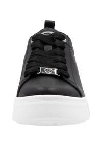 Sneaker in pelle nera con punta tonda, suola in gomma bianca texture, lacci piatti neri e un accento argentato nell'area dei lacci.