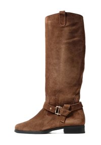 Cizmă din nubuc maron, până la genunchi, cu toc jos negru, vârf rotunjit și curea decorative cu cataramă argintie în jurul gleznei.