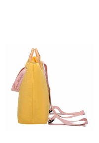Zaino in tessuto giallo con un design strutturato, dotato di spallacci rosa chiaro e manico superiore. Include un dettaglio con il logo sulla tracolla.