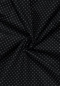 Schwarzer Stoff mit einer glatten Textur, der ein Muster aus gleichmäßig verteilten kleinen weißen Quadraten aufweist.
