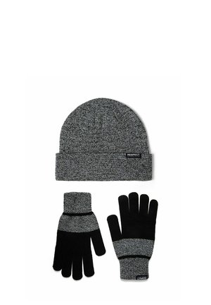 Szary dzianinowy beanie z podwiniętym mankietem i pasującymi rękawiczkami. Rękawiczki mają czarne akcenty i paskowany wzór. Tkanina wydaje się miękka i teksturowana.