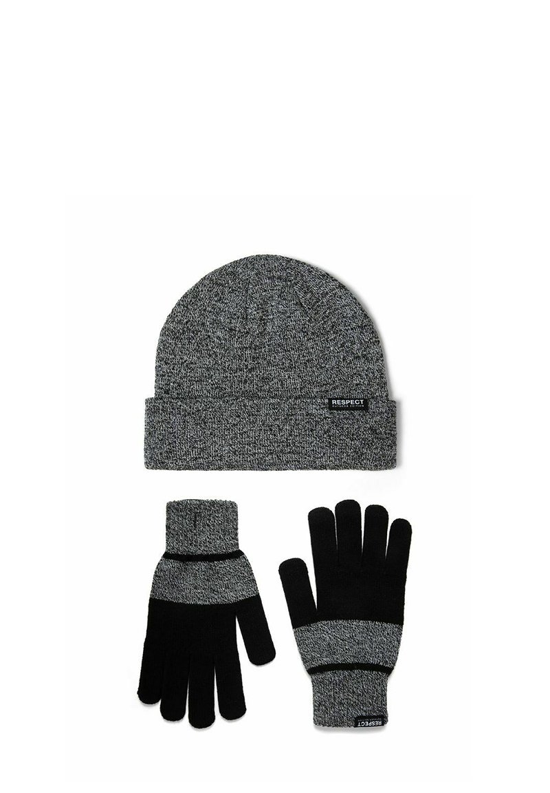 Beanie grigio lavorato a maglia con risvolto e guanti abbinati. I guanti presentano dettagli neri e un motivo a strisce. Il tessuto appare morbido e con una texture.