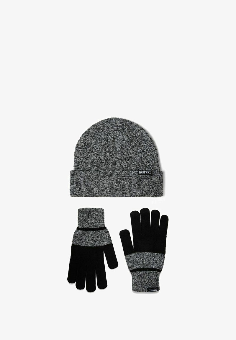 Beanie grigio lavorato a maglia con risvolto e guanti abbinati. I guanti presentano dettagli neri e un motivo a strisce. Il tessuto appare morbido e con una texture.