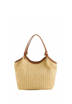 Bolso tote tejido beige con ribete de cuero marrón y asas dobles, con una forma suave y flexible.