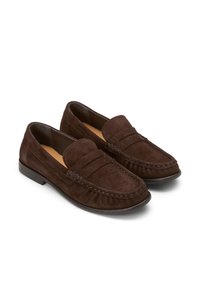 Braune Wildleder-Slipper mit Mokassinstick, flacher Sohle und glattem Innenfutter. Einfaches Design, geeignet für die Freizeit.