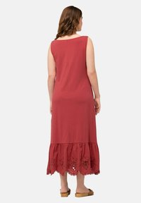 Rotes ärmelloses Maxikleid mit einem gewellten Spitzen Saum und einem glatten, strukturierten Stoff. Einfaches, elegantes Design mit einem lockeren Schnitt.