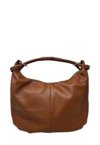 Hnědá kožená kabelka s texturou a krátkým, zaobleným madlem připevněným stříbrnými kroužky na každé straně na bílém pozadí.