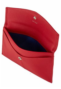 Portafoglio in pelle rossa con una superficie liscia, dotato di un interno blu navy, chiusura a scatto e design minimalista. Contiene diversi scomparti per carte.