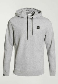 Sudadera con capucha de color gris claro, con cordones negros y un pequeño parche de logo negro en el lado izquierdo del pecho, puños y dobladillo acanalados.