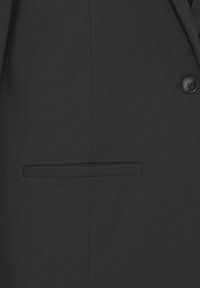 Gros plan d'une veste formelle noire montrant un seul bouton et une poche horizontale en fente sur un tissu lisse.