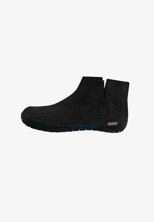 Sort ankelhøj slip-on sko med tekstureret stofoverdel og fleksibel gummisål, der har en lille side-logo tag.