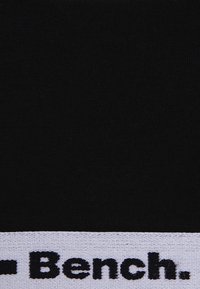 Schwarzes Baumwoll-T-Shirt mit einem breiten weißen Saum und schwarzem Text "Bench." in fetter Schrift. Glatte Textur mit einer taillierten Passform.