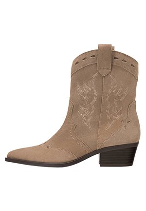 Jasnobrązowy zamszowy kowbojski but do połowy łydki z noskiem w szpic, ozdobnym przeszyciem, pętelką ułatwiającą zakładanie, wycięciami oraz niskim, warstwowym obcasem.