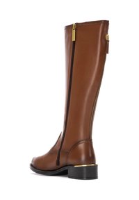 Bota de cuero marrón hasta la rodilla con cremallera lateral, acentos en tono dorado y un tacón modesto, que presenta una textura suave y un diseño elegante.