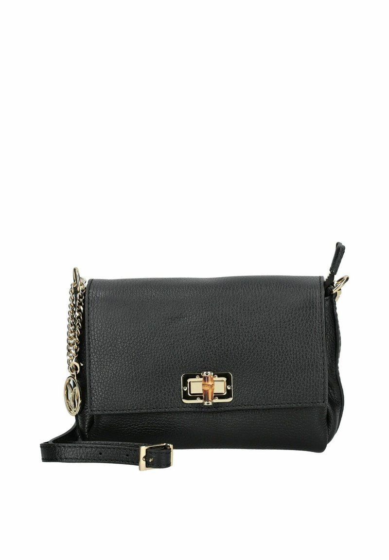 Černá kožená crossbody taška s texturovaným povrchem, zlatými kovovými detaily, řetízkem a popruhem, která má obdélníkovou sponu a logo.