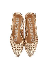 Chaussures slingback en or tissé avec un bout ouvert, présentant un design à motifs et une bride au niveau de la cheville pour le soutien. L'intérieur affiche le nom de la marque "Gioseppo."