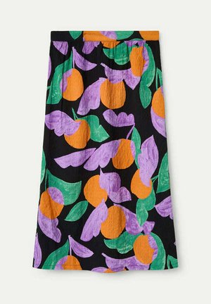 Falda negra con una tela texturizada que presenta un llamativo patrón de frutas naranjas, hojas verdes y pétalos morados.