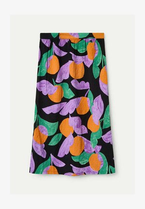 Falda negra con una tela texturizada que presenta un llamativo patrón de frutas naranjas, hojas verdes y pétalos morados.