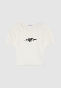 T-shirt bianca in cotone cropped con maniche corte, caratterizzata da un design di farfalla ricamato in nero e la scritta "Good Times" sotto di essa.