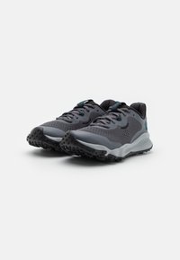 Grijze sportschoenen met een gestructureerde mesh bovenkant, rubberen buitenzool en teal accenten op de veters en het logo. Gevoerd ontwerp voor comfort.