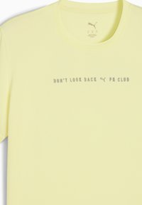 Lys gul trænings-T-shirt med teksten "DON’T LOOK BACK" og "PUMA PR CLUB" i stiliseret grå skrift hen over fronten.