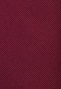 Burgundin kangas, jossa on teksturoitu, urattu pinta, jossa on viistot viivat ja yhtenäinen kudontamalli kauttaaltaan.