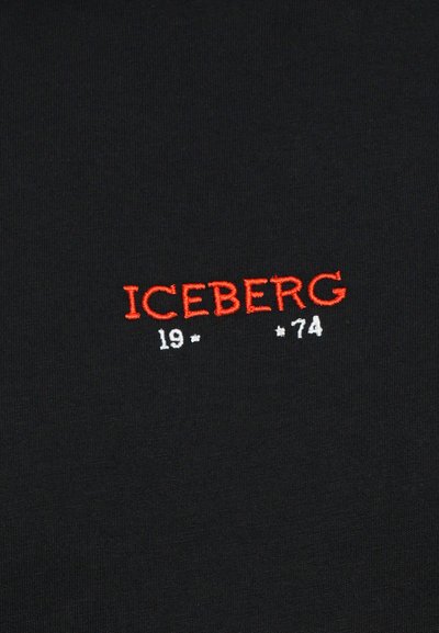 Schwarzer Stoff mit roter und weißer Stickerei von "ICEBERG 19 - 74." Der Text ist zentriert und besteht aus einfacher Schrift.