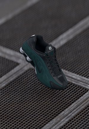 SHOX R4 SE 2 - Baskets basses - black/seaweed/metallic silver-coloured