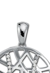 Pendentif en argent avec un motif géométrique découpé, agrémenté de pierres claires disposées en accent linéaire. La bélière est polie et élégante.