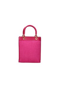 Borsa a tracolla rosa intrecciata con dettagli in pelle liscia, doppi manici e finiture in oro. Forma rettangolare con superficie texturizzata.