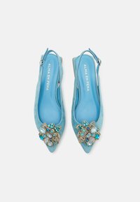 Scarpe slingback a punta in suede blu chiaro con un'abellimento floreale decorativo che presenta vari gemme blu.