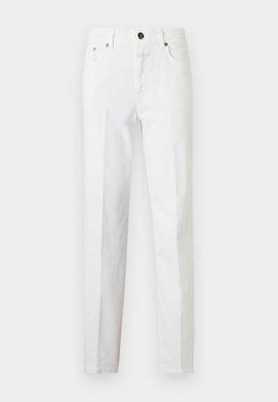 Λευκό στενό τζιν με πέντε τσέπες, κλείσιμο με μεταλλικό κουμπί και θηλιές για ζώνη, εκτεθειμένο επίπεδα σε λευκό φόντο.