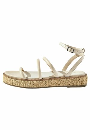 Sandalia de plataforma beige que presenta tres delgadas correas, un cierre con hebilla y una suela de yute trenzado. Material liso con una base texturizada.