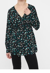 Blusa nera a maniche lunghe con scollatura a V, caratterizzata da un motivo foglia in verde teal, bianco e beige chiaro. Vestibilità fluida con vita cintrata.