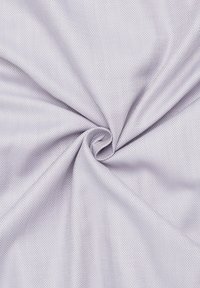 Helllila Stoff mit einem Fischgratmuster, glatte Textur und subtilen Glanz, verdreht, um sein Muster und die Webdetails sichtbar zu machen.