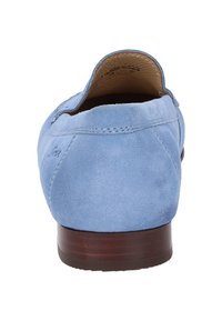 Blaue Wildlederschuhe mit niedrigem und rundem Absatz sowie gesteppten Details. Glatte Textur mit weichem Finish und einer kontrastierenden, dunklen Holzsohle.