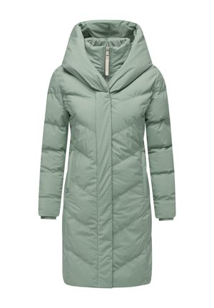 Polstret lang frakke i lys grøn med en stor hætte, der har en lynlås foran og et chevron-quiltet mønster på kroppen og ærmerne.