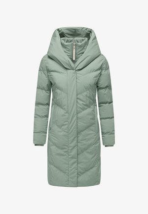Puchowy długi płaszcz w jasnym zielonym kolorze z dużym kapturem, z zamkiem błyskawicznym z przodu oraz wzorem pikowania w kształcie chevronu na korpusie i rękawach.