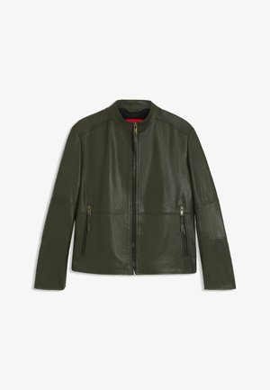 Veste en cuir vert olive avec col montant, fermeture éclair à l'avant et deux poches latérales zippées. Texture lisse et design ajusté.